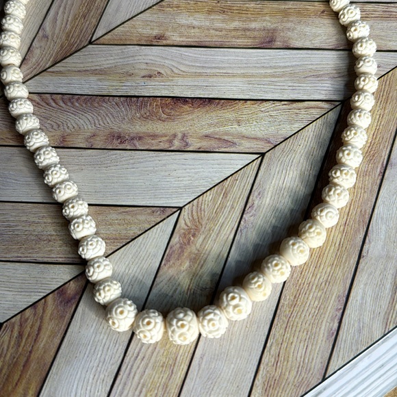 Carved bead necklace - Picture 5 of 8